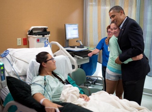 Barack Obama visita i sopravvissuti della sparatoria di Aurora
