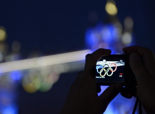 Londra, il Tower Bridge si tinge di blu per commemorare i Giochi Olimpici06
