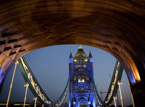 Londra, il Tower Bridge si tinge di blu per commemorare i Giochi Olimpici05