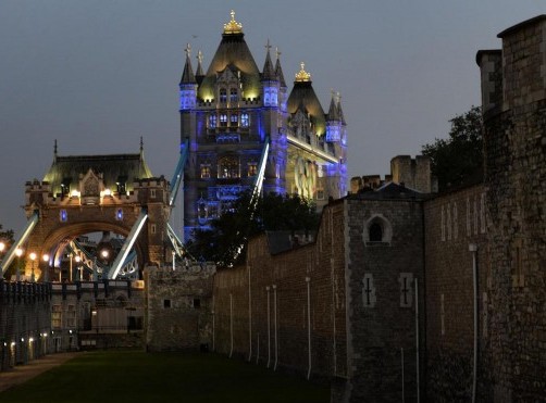 Londra, il Tower Bridge si tinge di blu per commemorare i Giochi Olimpici04