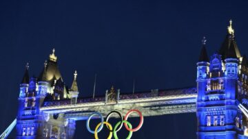 Londra, il Tower Bridge si tinge di blu per commemorare i Giochi Olimpici01