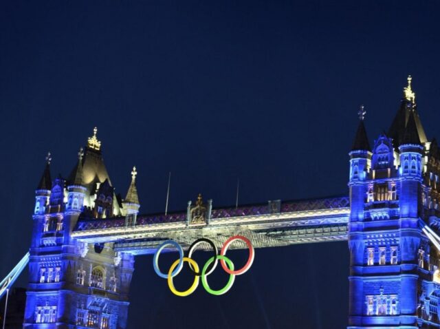 Londra, il Tower Bridge si tinge di blu per commemorare i Giochi Olimpici01