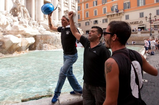 Gli operai dell'Alcoa si tuffano nella Fontana di Trevi02