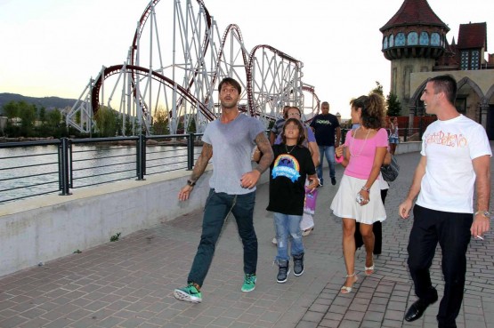 Fabrizio Corona al parco divertimenti 'Wonderland' con il figlio Carlos02