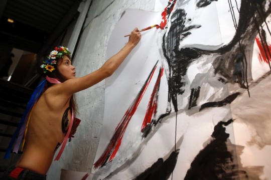 Femen sfilano in topless a Parigi 05