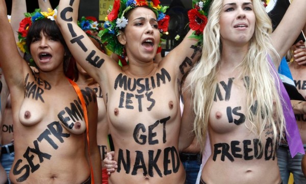 Femen sfilano in topless a Parigi 04