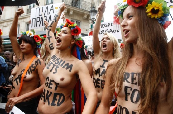 Femen sfilano in topless a Parigi 03