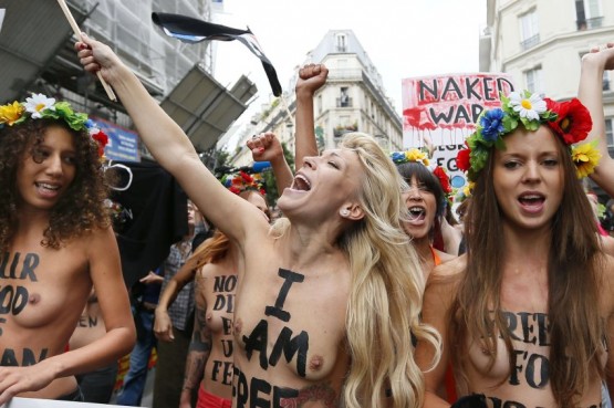 Femen sfilano in topless a Parigi 01