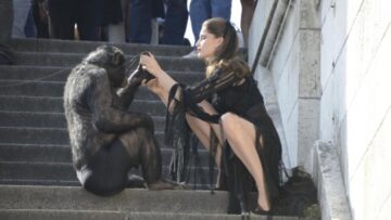 Laetitia Casta shooting con uno scimpanze05