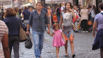 Alessio Vinci con la famiglia passeggia per le vie di Roma01