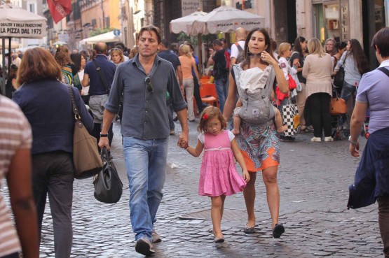 Alessio Vinci con la famiglia passeggia per le vie di Roma01