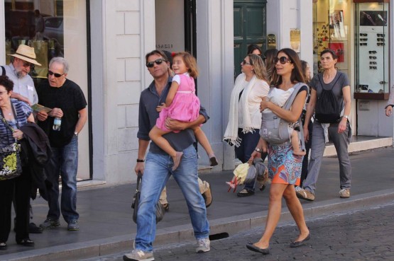Alessio Vinci con la famiglia passeggia per le vie di Roma04
