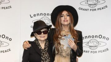 Lady Gaga riceve premio pace da Yoko Ono04