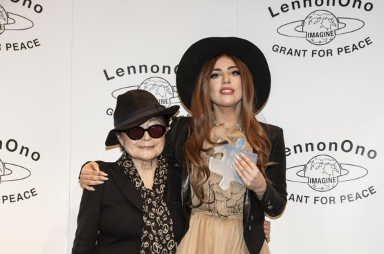 Lady Gaga riceve premio pace da Yoko Ono04