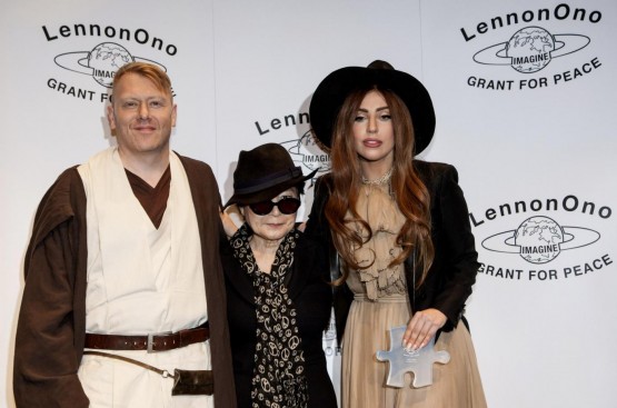 Lady Gaga riceve premio pace da Yoko Ono01