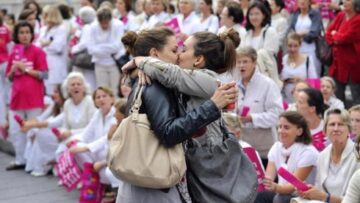 bacio saffico durante manifestazione anti gay in Francia