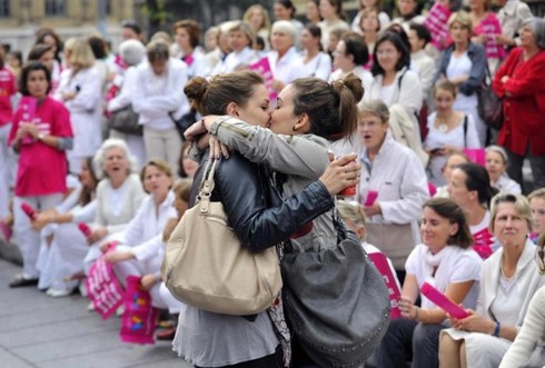 bacio saffico durante manifestazione anti gay in Francia