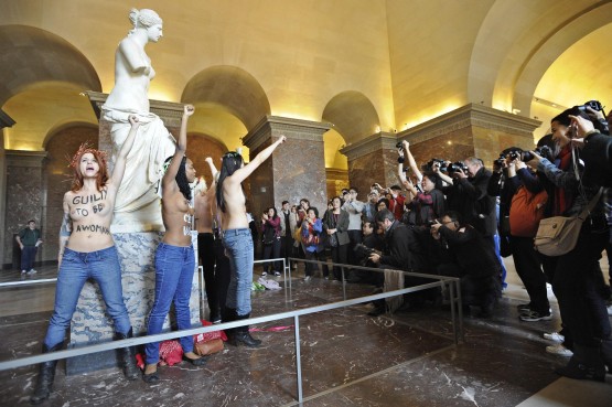 Femen activists demonstrate in the Louvre01