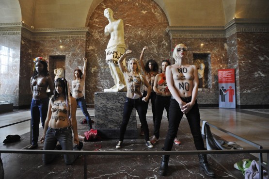 Femen activists demonstrate in the Louvre03