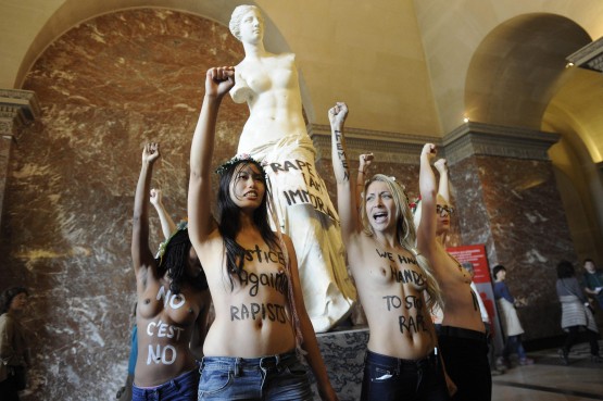 Femen activists demonstrate in the Louvre04