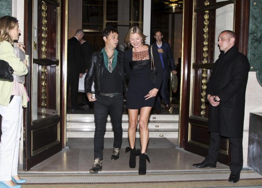 Kate Moss e Stella McCartney a Parigi per la Fashion Week03