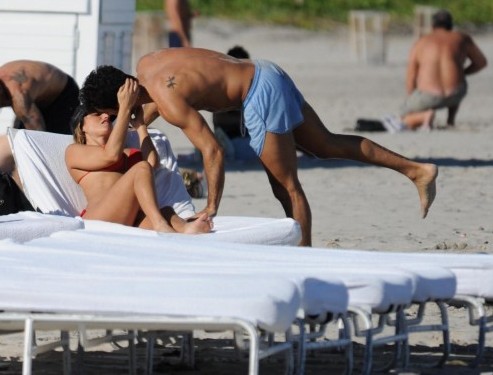 Aaron Diaz e Lola Ponce in spiaggia a Miami07