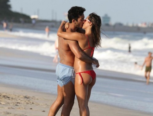 Aaron Diaz e Lola Ponce in spiaggia a Miami01
