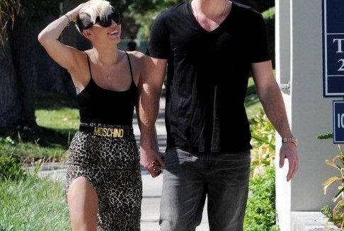 Passeggiata romantica per Miley Cyrus e Liam Hemsworth02
