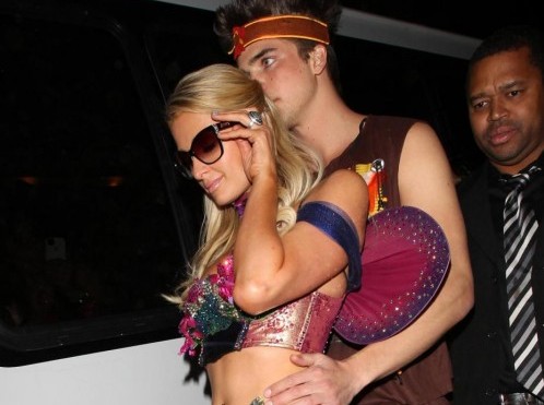 Paris Hilton con il fidanzato alla festa di Halloween al Playboy Mansion01