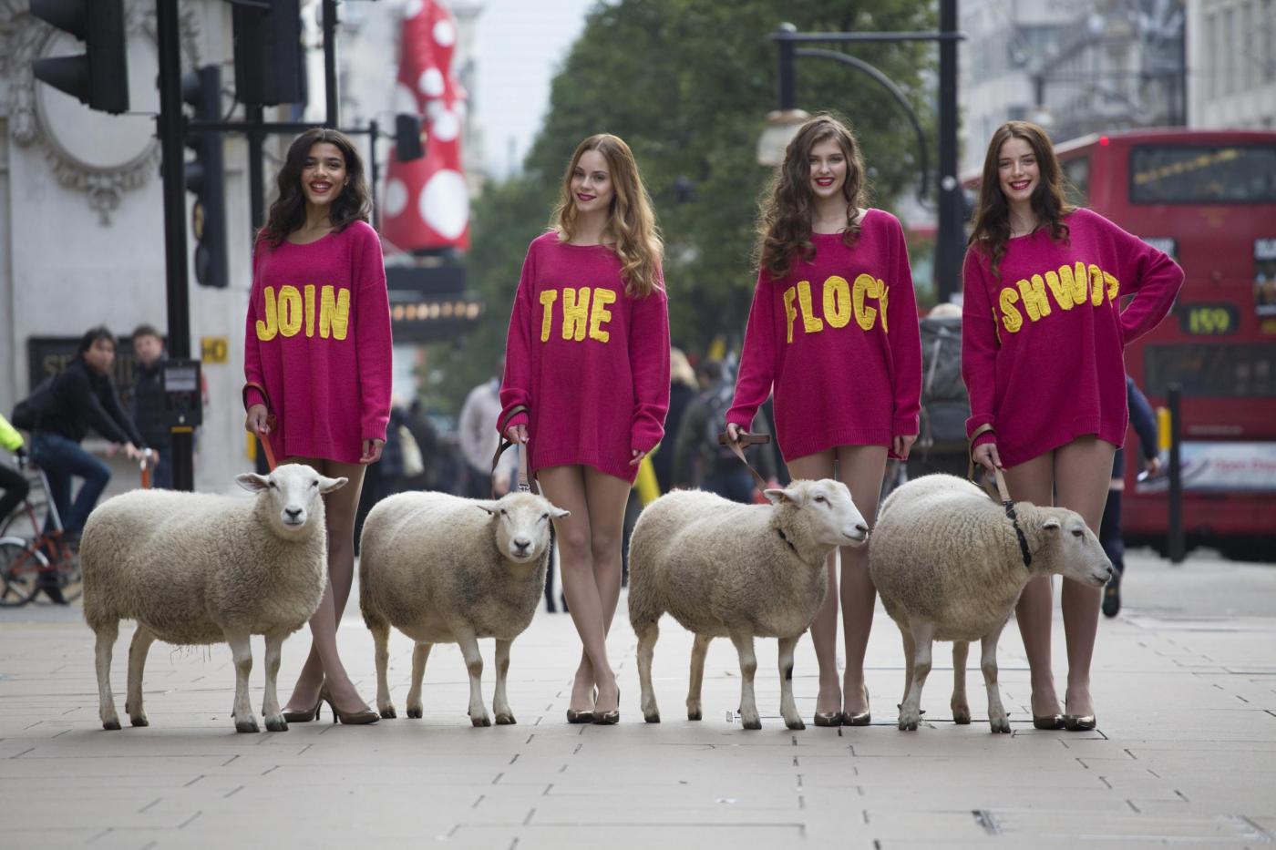 Usate la lana, pecore e modelle in giro a Londra01
