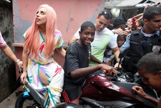 Lady Gaga a piedi nudi a Rio de Janeiro09