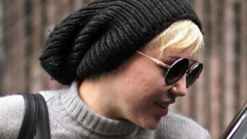 Miley Cyrus compra un trattamento acne03