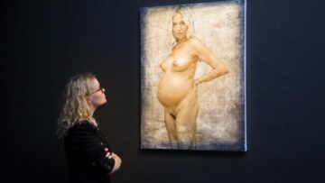 Sienna Miller, nuda e incinta nel ritratto di Jonathan Yeo03