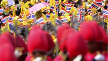 Thailandia, in 200mila in piazza per 85esimo compleanno del Re03