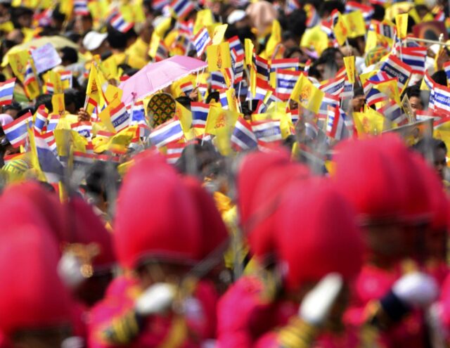 Thailandia, in 200mila in piazza per 85esimo compleanno del Re03