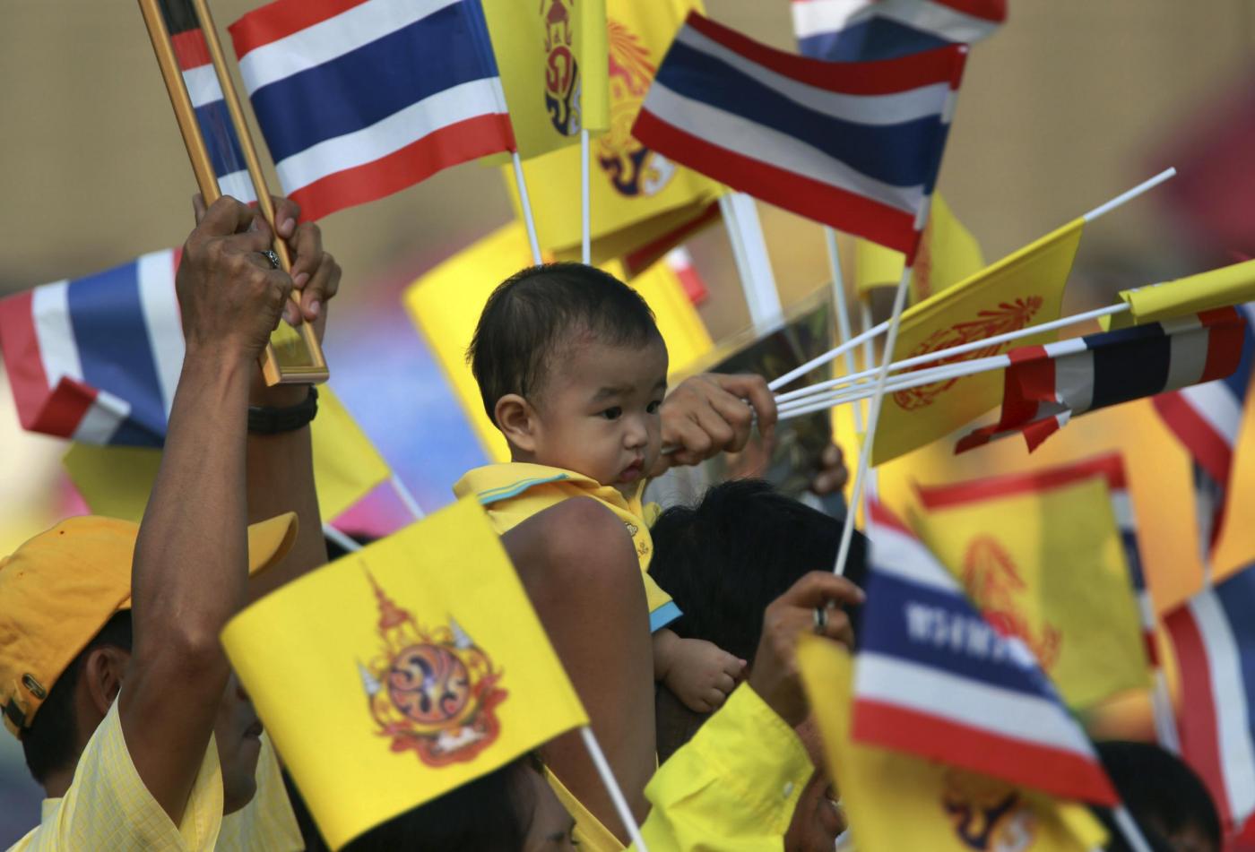 Thailandia, in 200mila in piazza per 85esimo compleanno del Re01