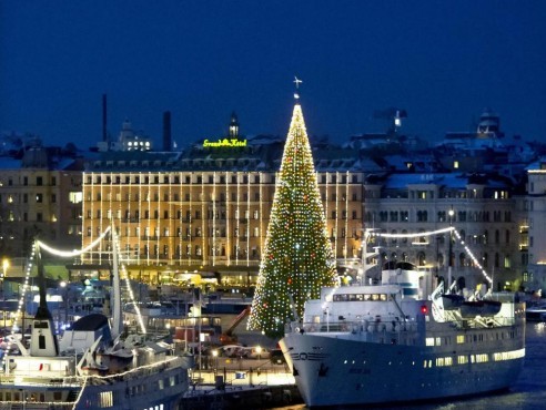 Stoccolma, l'albero di Natale pi alto al mondo01