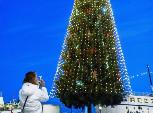Stoccolma, l'albero di Natale pi alto al mondo02