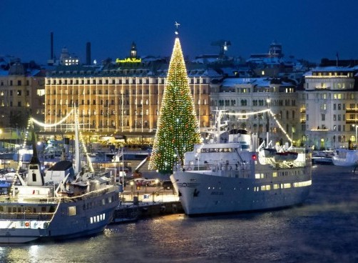 Stoccolma, l'albero di Natale pi alto al mondo03