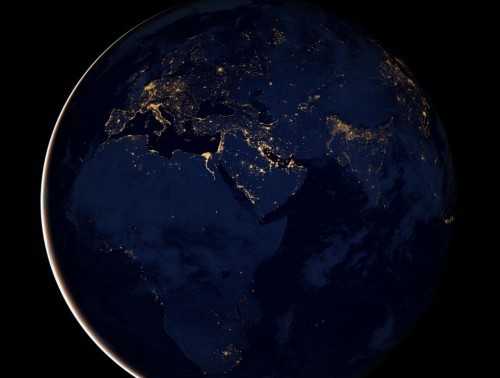 La terra vista dallo spazio di notte04