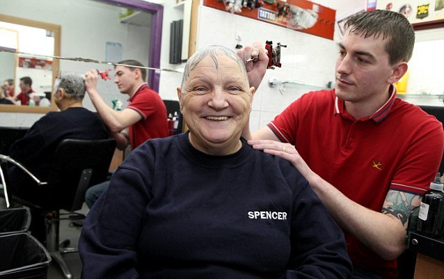 Scozia, a 60 anni si fa un tatuaggio in testa per coprire la alopecia 04