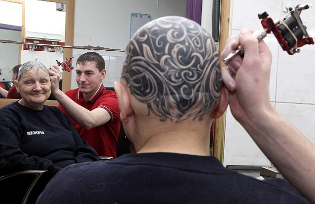 Scozia, a 60 anni si fa un tatuaggio in testa per coprire la alopecia 03