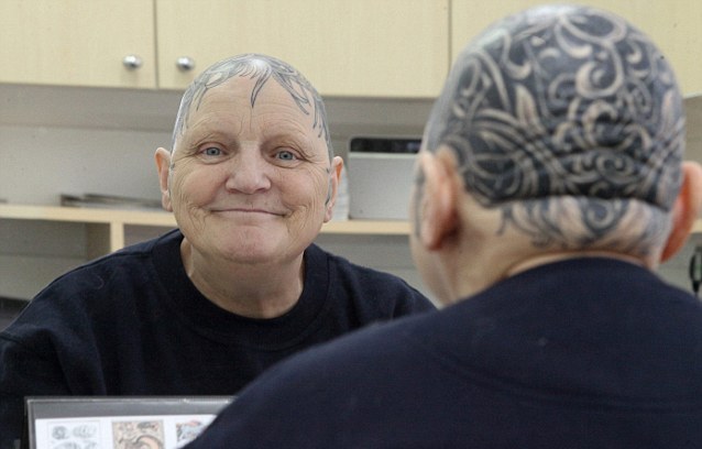 Scozia, a 60 anni si fa un tatuaggio in testa per coprire la alopecia 02