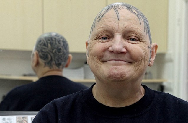 Scozia, a 60 anni si fa un tatuaggio in testa per coprire la alopecia 01