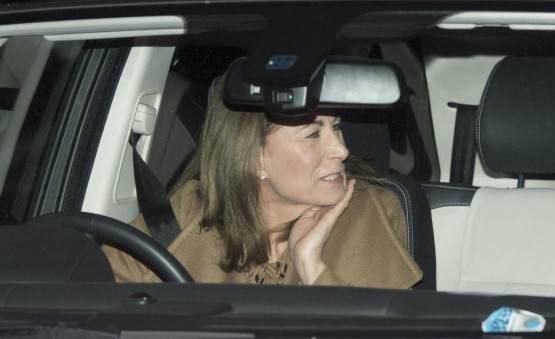 Kate Middleton, madre Carol criticata: "Foto inaccettabili on line" l