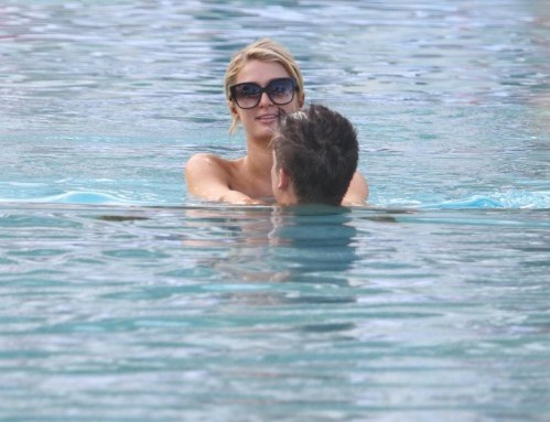 Miami, Paris Hilton in piscina con River Viiperi09