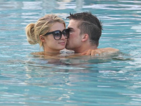 Miami, Paris Hilton in piscina con River Viiperi05