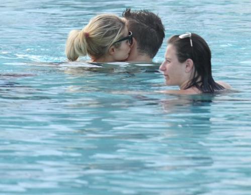 Miami, Paris Hilton in piscina con River Viiperi04