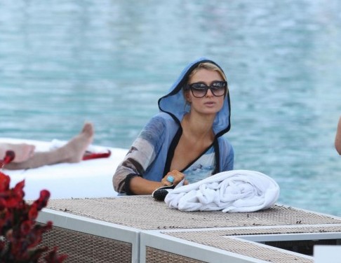 Miami, Paris Hilton in piscina con River Viiperi01