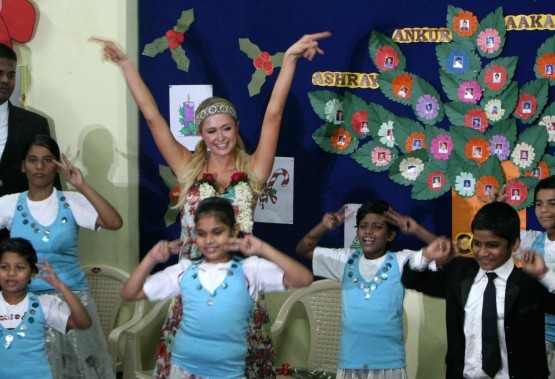 Paris Hilton in visita in India04